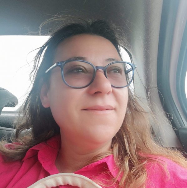 Çanakkale'de otobüs durağına araç daldı