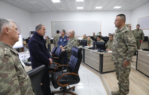 Milli Savunma Bakanı ve komutanlar Suriye sınırında