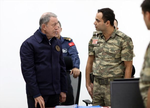 Milli Savunma Bakanı ve komutanlar Suriye sınırında