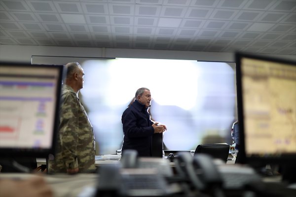Milli Savunma Bakanı ve komutanlar Suriye sınırında