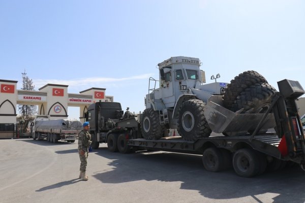 Fırat Nehri'ne köprü kurmak için iş makineleri yola çıktı