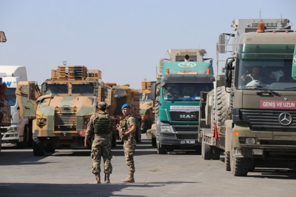 Fırat Nehri'ne köprü kurmak için iş makineleri yola çıktı