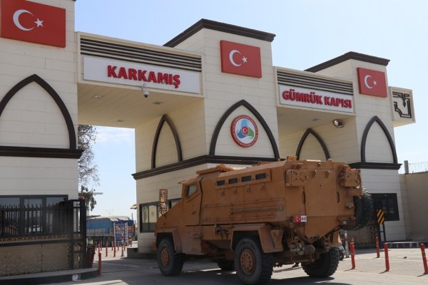 Fırat Nehri'ne köprü kurmak için iş makineleri yola çıktı