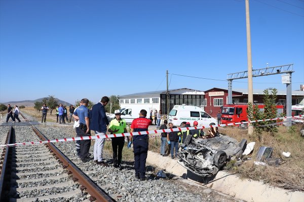 a Denizli'de hemzemin geçitte kaza: 2 ölü, 1 yaralı