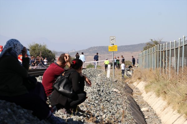 a Denizli'de hemzemin geçitte kaza: 2 ölü, 1 yaralı