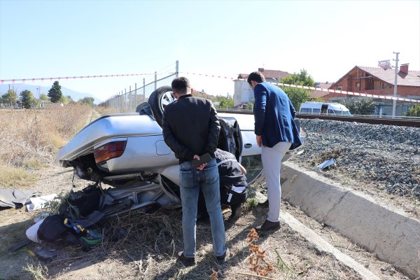 a Denizli'de hemzemin geçitte kaza: 2 ölü, 1 yaralı