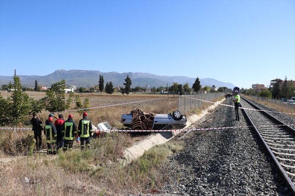 a Denizli'de hemzemin geçitte kaza: 2 ölü, 1 yaralı