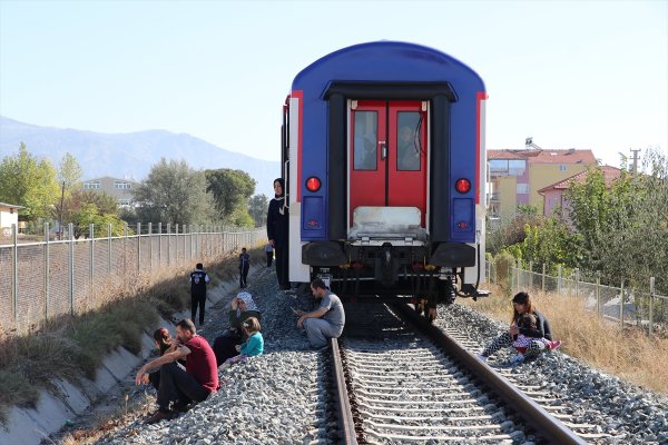 a Denizli'de hemzemin geçitte kaza: 2 ölü, 1 yaralı