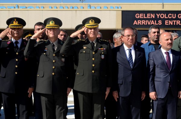 a Hakkari'de yıldırım düşmesi sonucu bir asker şehit oldu