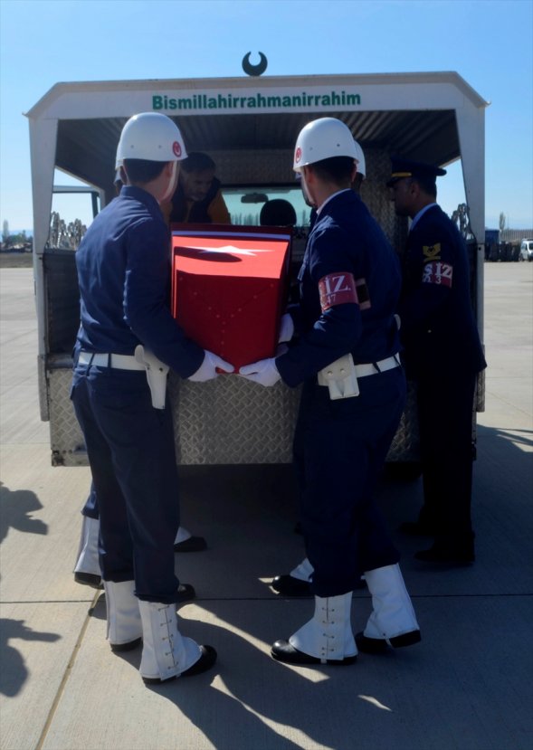 a Hakkari'de yıldırım düşmesi sonucu bir asker şehit oldu
