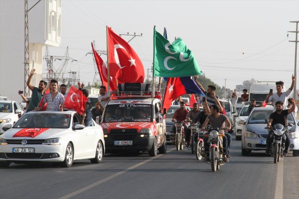 Tel Abyad'ın kurtuluşu sınırda konvoyla kutlandı