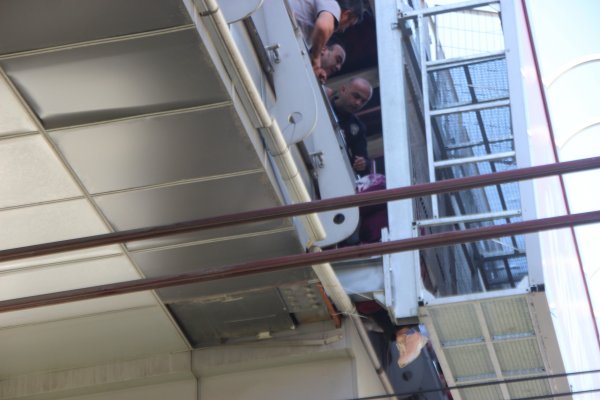 i İntihar girişimini gören telefona sarıldı