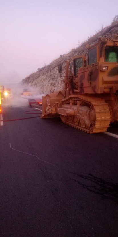 Mersin'de askeri konvoydaki tırda yangın çıktı