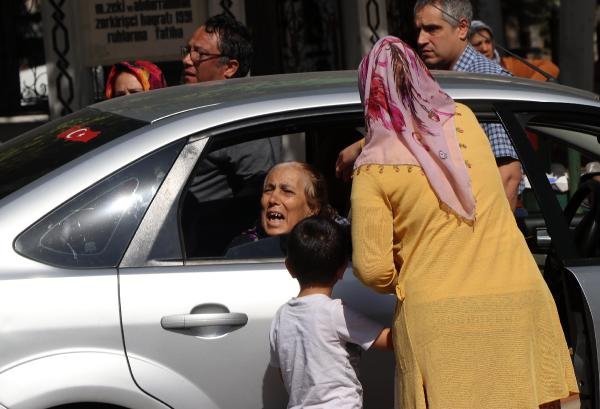 Aydınlatma direğine çarpan otomobildeki 3 arkadaş öldü
