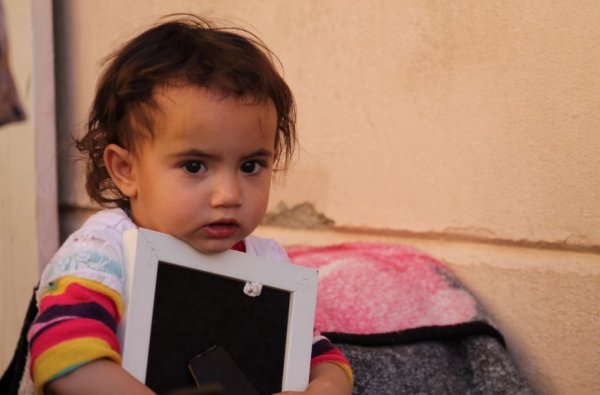 Küçük Asmin Nisa ablasını bekliyor