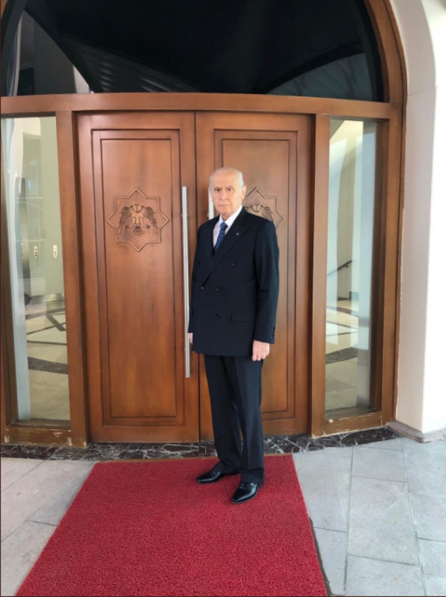 Devlet Bahçeli sakallarını kesti