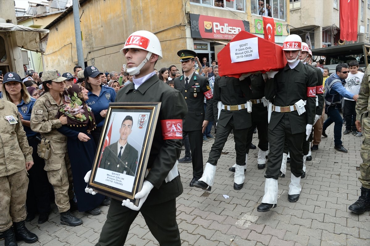 Münbiç şehidine Kürtçe ağıtlarla veda