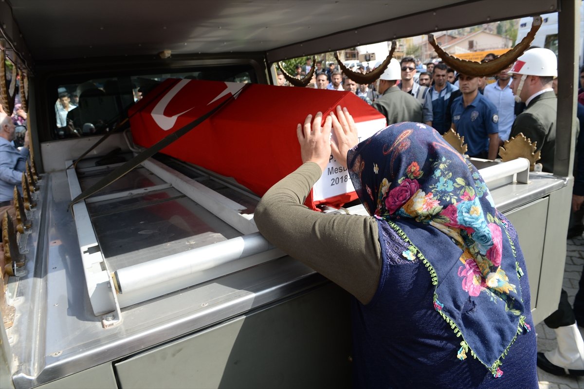 Münbiç şehidine Kürtçe ağıtlarla veda