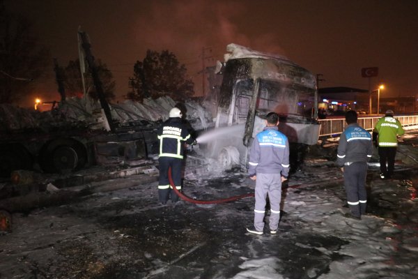 i Kocaeli'de kaza yapan tır alev aldı