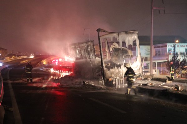 i Kocaeli'de kaza yapan tır alev aldı