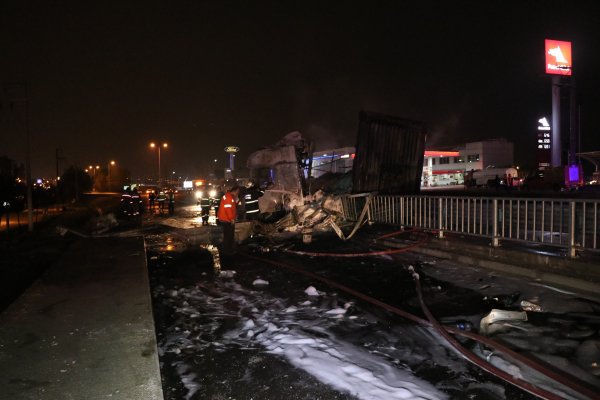 i Kocaeli'de kaza yapan tır alev aldı