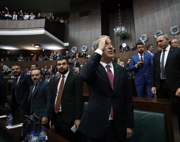 Hulusi Akar 'Bizi Suriye'ye götür' sloganıyla karşılandı