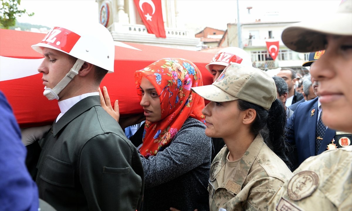 Münbiç şehidine Kürtçe ağıtlarla veda