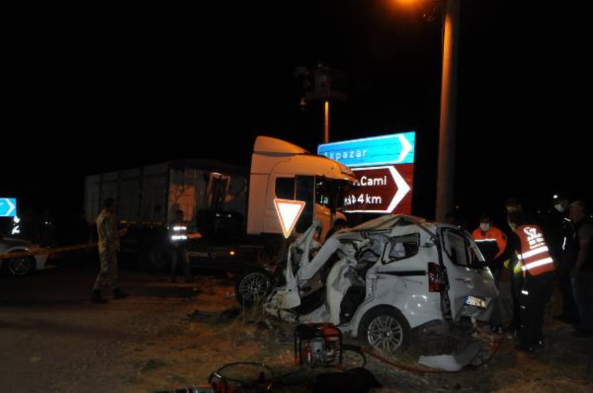 d Tunceli'de tır ile çarpışan araçtaki 4 kişi öldü