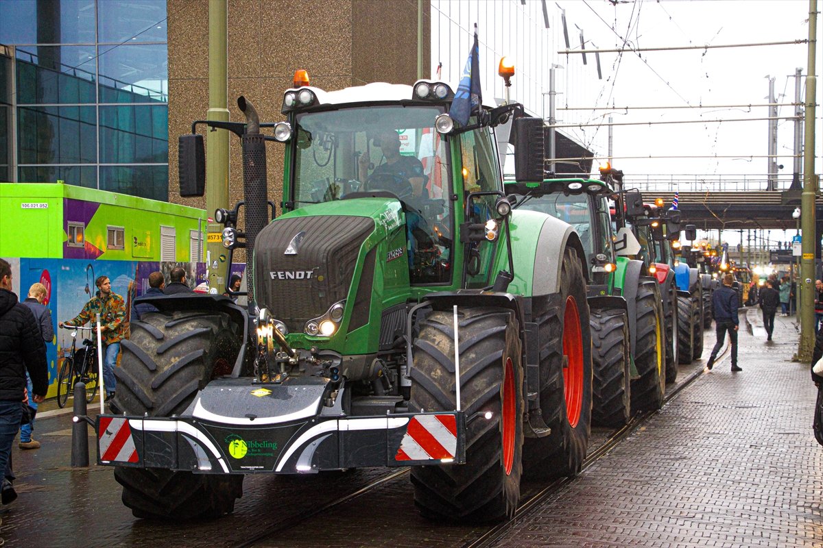 a Hollanda'da çiftçi protestoları hayatı felç etti