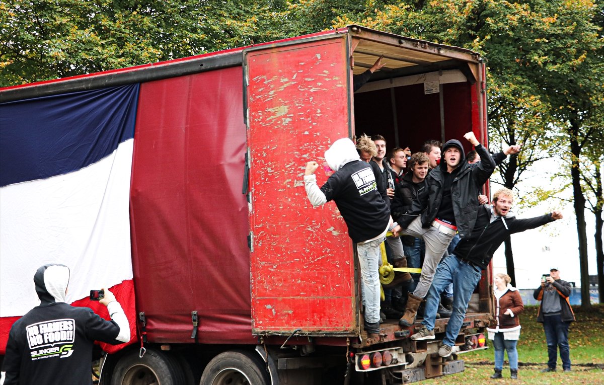 a Hollanda'da çiftçi protestoları hayatı felç etti