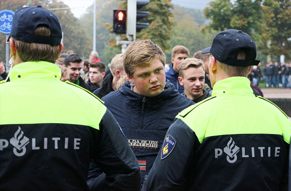 a Hollanda'da çiftçi protestoları hayatı felç etti