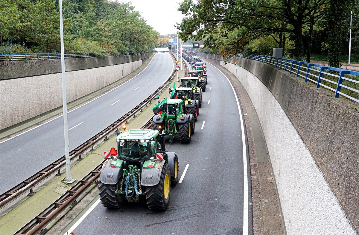 a Hollanda'da çiftçi protestoları hayatı felç etti