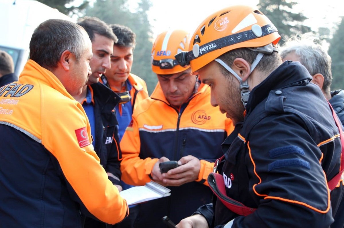 i Sakarya'da ormanda kaybolan kadını AFAD ekipleri buldu