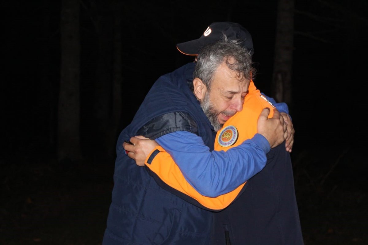 i Sakarya'da ormanda kaybolan kadını AFAD ekipleri buldu