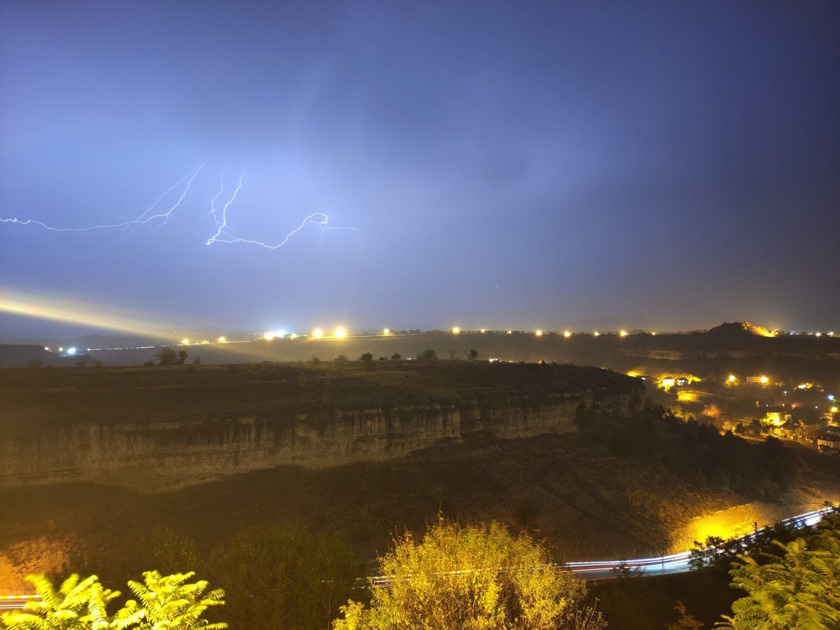 Safranbolu'da yıldırımlar gökyüzünü aydınlattı