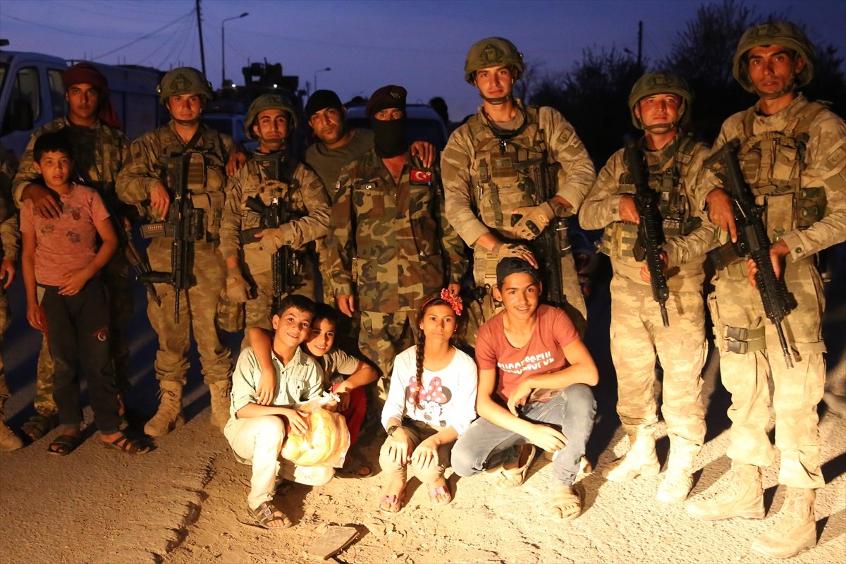 Türk askeri ve Suriyeli çocukların yakınlığı