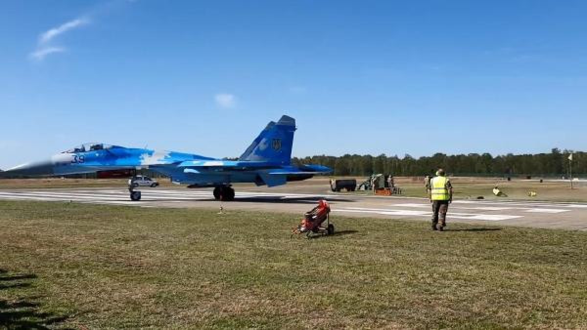 d Belçika'da savaş uçağının hava akımıyla 2 kişi savruldu