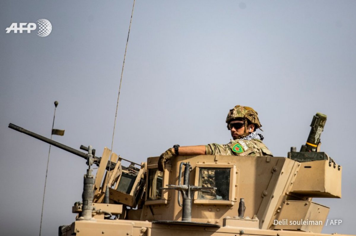Amerikan askerleri YPG arması taktı