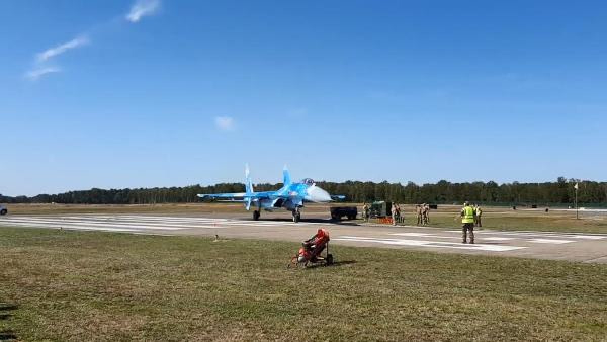 d Belçika'da savaş uçağının hava akımıyla 2 kişi savruldu