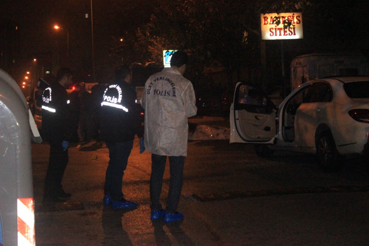 i Eski eşini ve yanındaki arkadaşını öldürüp intihar etti