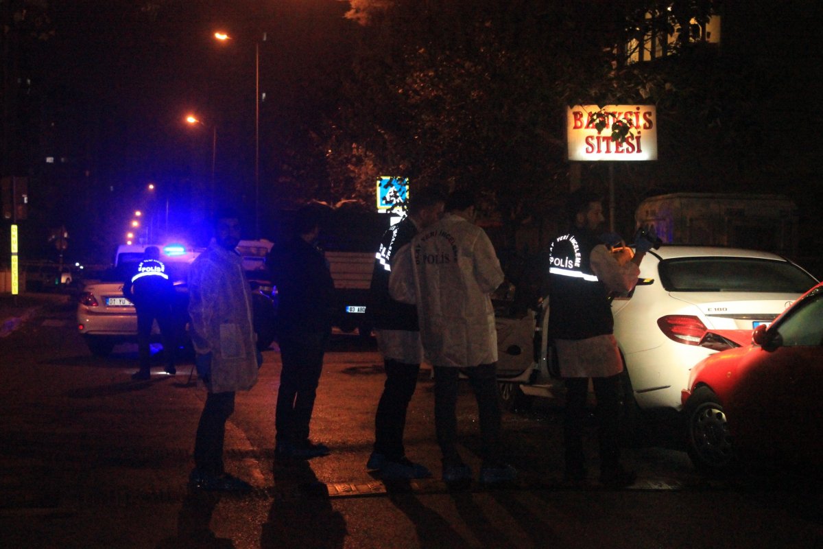 i Eski eşini ve yanındaki arkadaşını öldürüp intihar etti