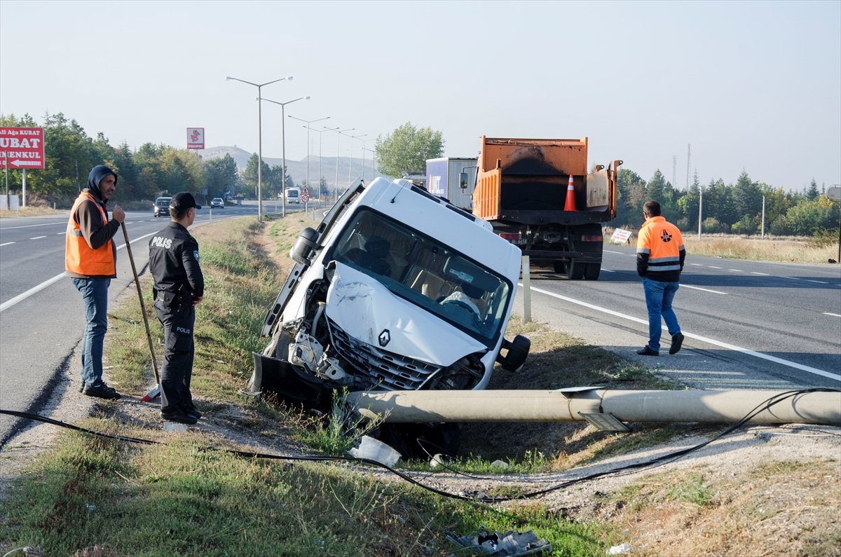 a Ankara'da servis minibüsü devrildi: 15 yaralı