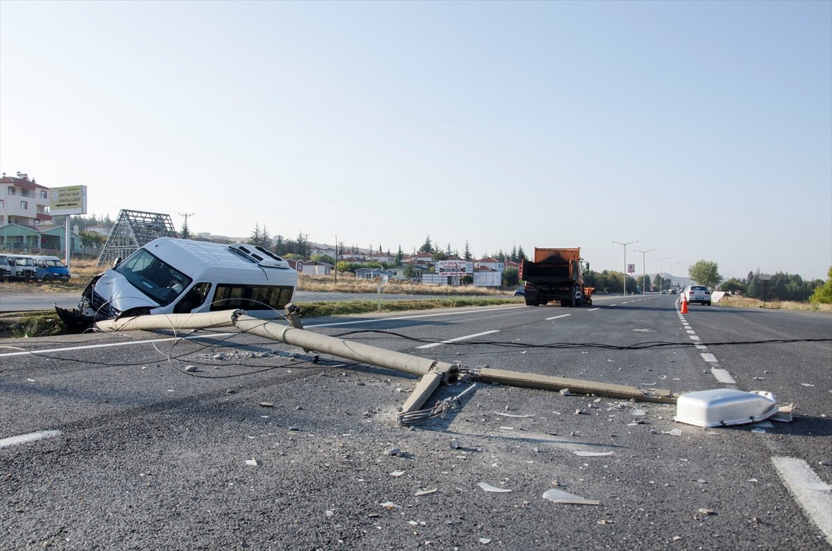 a Ankara'da servis minibüsü devrildi: 15 yaralı