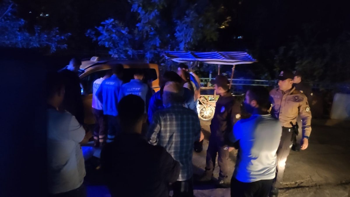 i Hatay'da bir taksici kendi aracının altında kalarak öldü