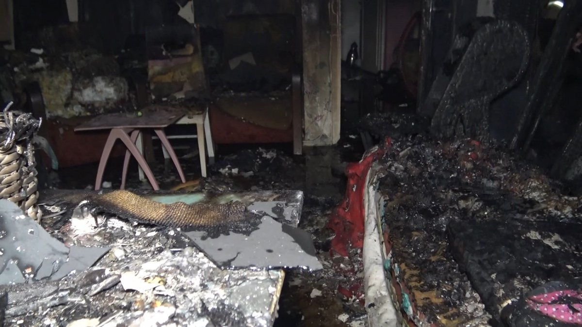 i Bursa'daki yangında kendi kurtuldu, köpeği öldü