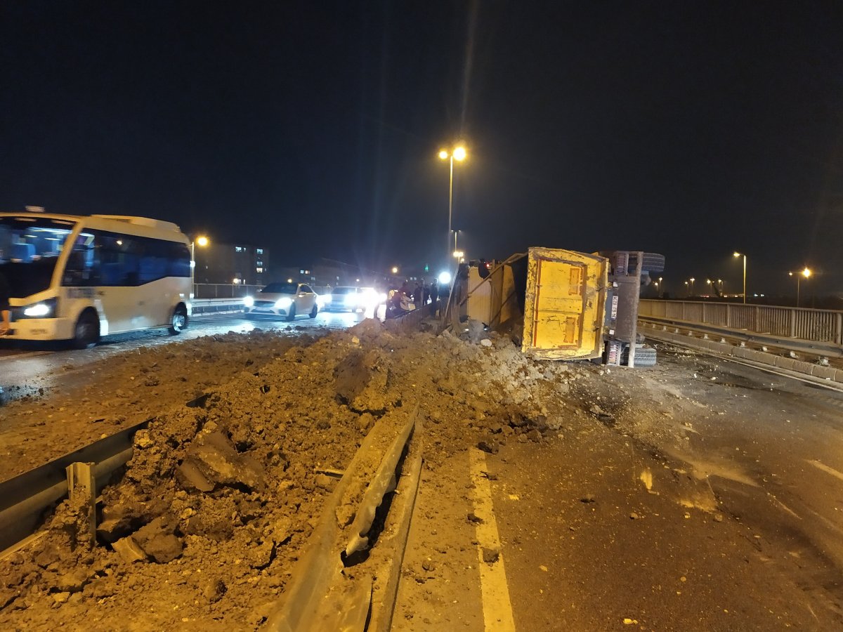 i Esenler'de hafriyat kamyonu yola devrildi