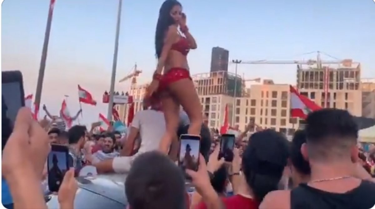 Lübnan'da protestoculara dansöz de eklendi