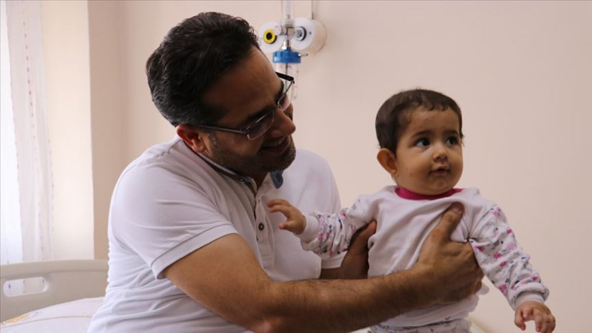 a Acı çeken bebeğin böbreğinden 40 taş çıktı