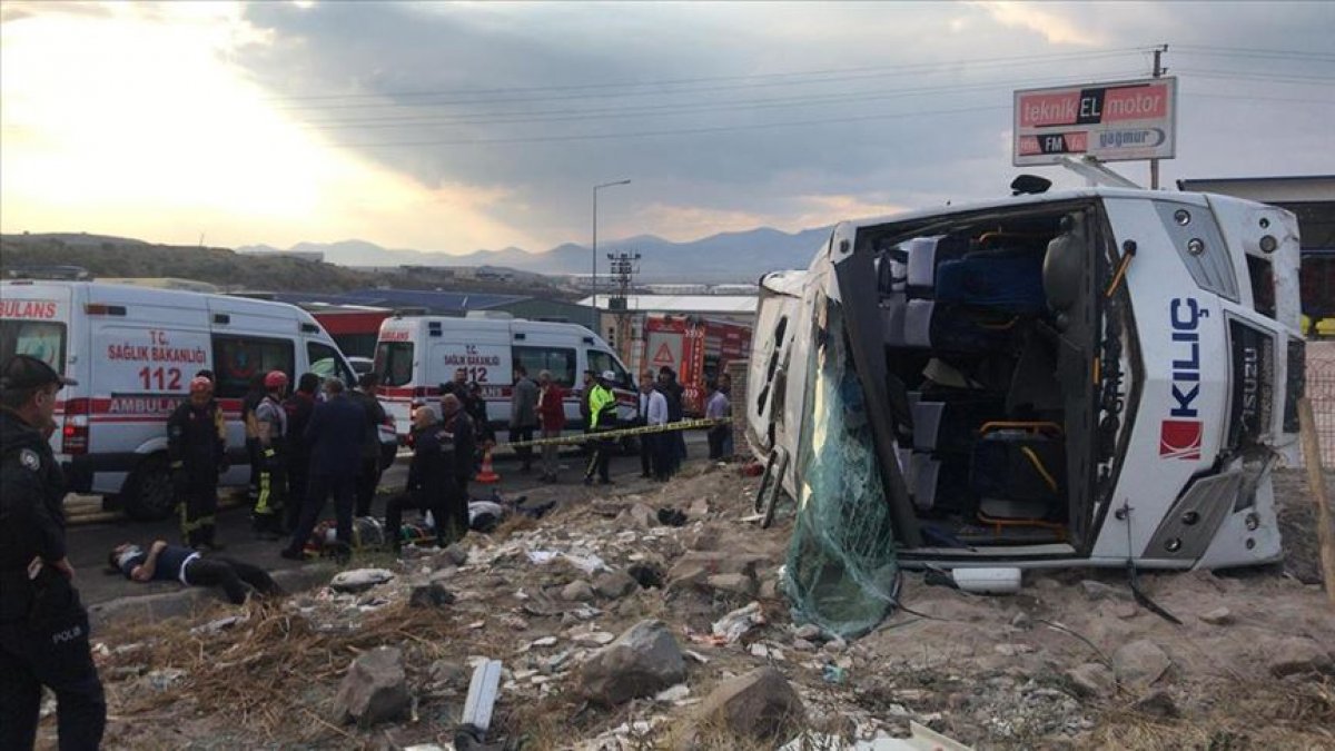 a Kayseri'de midibüs devrildi