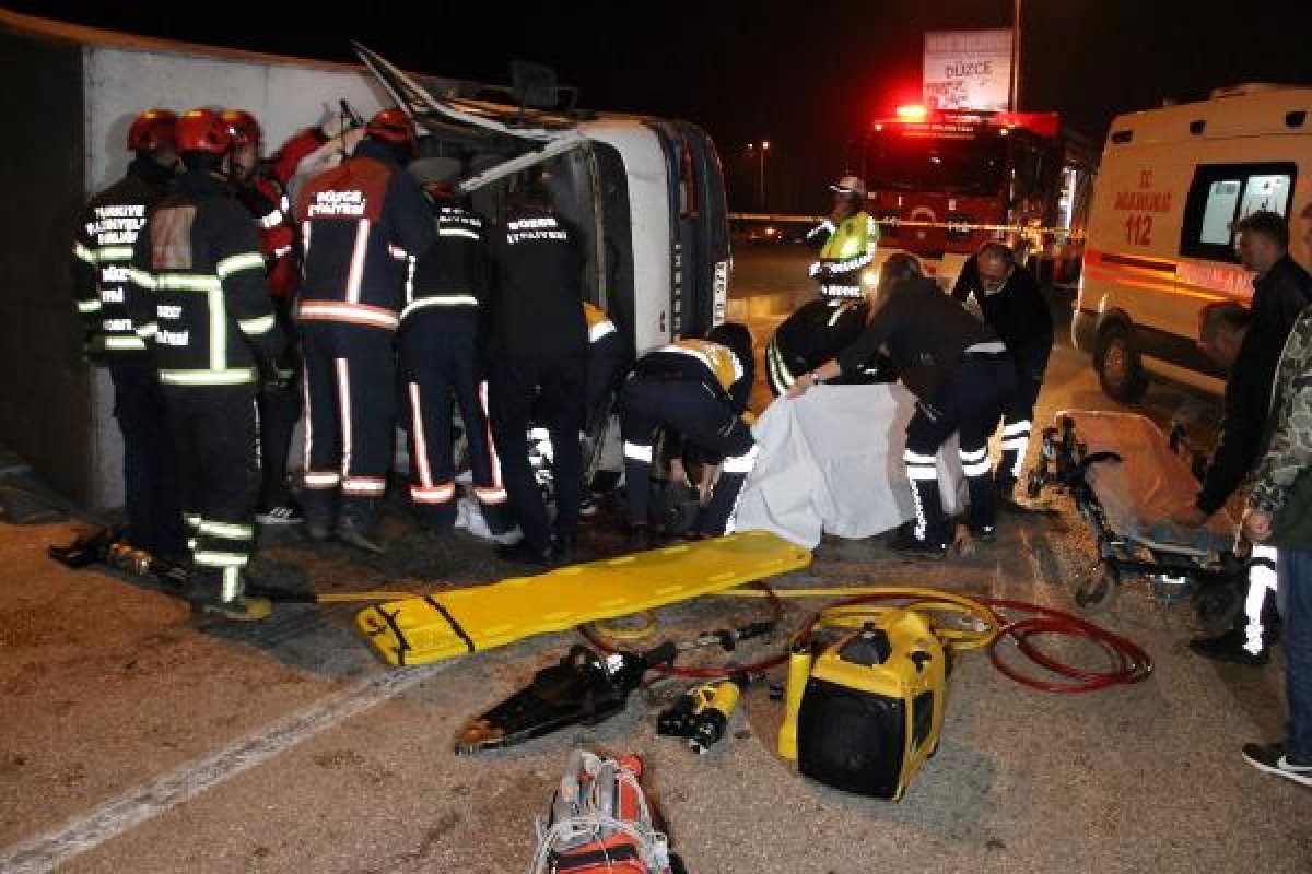 d Düzce'deki zincirleme trafik kazasında 1 ölü 4 yaralı
